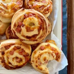 Sourdough pinwheels with ham and cheese - recipe feature image