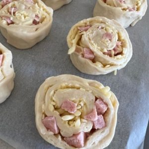 Sourdough pinwheels with ham and cheese